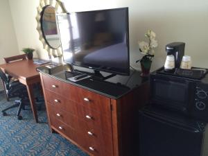 En tv och/eller ett underhållningssystem på Hotel Tybee