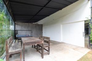 una stanza con tavolo da ping pong e sedie di Kitnet 03 Pet friendly com Wi-Fi e Garagem a Bragança Paulista