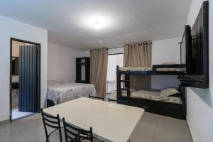 Camera con tavolo e 2 letti a castello. di Kitnet 03 Pet friendly com Wi-Fi e Garagem a Bragança Paulista Altre 7 foto