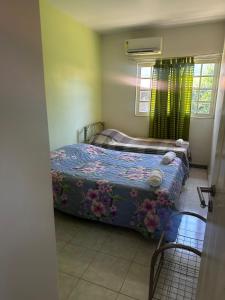 En eller flere senge i et værelse på Casa do Sonho + 1 billede