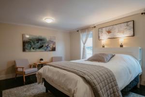 En eller flere senge i et værelse på Downtown Heritage Home - 3 Bed with Backyard