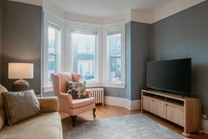 Et tv og/eller underholdning på Downtown Heritage Home - 3 Bed with Backyard