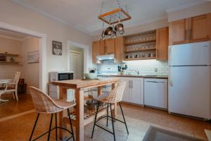 Køkken eller tekøkken på Downtown Heritage Home - 3 Bed with Backyard