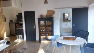 Кухня или мини-кухня в A la Belle Etoile
