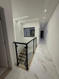 un corridoio con tavolo al centro di un edificio di Casa estrada 6 a Bertioga