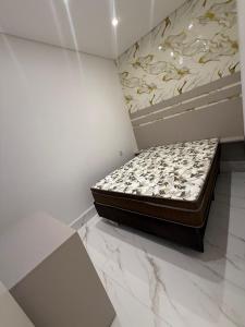 materasso posto in un angolo della stanza di Casa estrada 6 a Bertioga Altre 16 foto