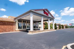 ニューキャッスルにあるRed Roof Inn & Suites Wilmington – New Castleのクリスピークリームの看板がある建物