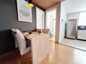 a dining room with a wooden table and chairs at LK Barro Preto 16 in Belo Horizonte