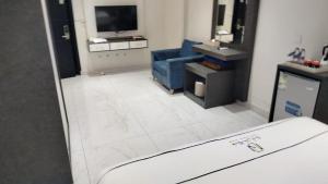 een woonkamer met een blauwe bank en een tv bij فندق جولدن نيو جوان HOTEL GOLDEN NEW jWan in Abha
