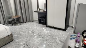 een woonkamer met een marmeren vloer en een koelkast bij فندق جولدن نيو جوان HOTEL GOLDEN NEW jWan in Abha