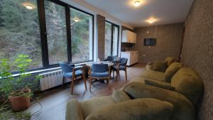 Khu vực ghế ngồi tại Hotel - Jodi Lare