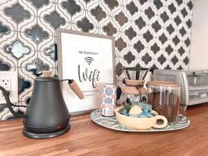 een tafel met een koffiezetapparaat en een bord eten bij - The Magnolia - Fort Worth TX - Same Day Booking in Fort Worth