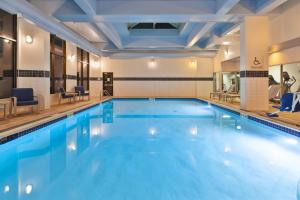 une grande piscine dans une chambre d'hôtel dans l'établissement Hotel Auburn Hills, à Auburn Hills