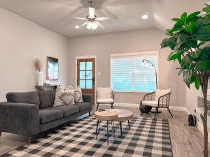 Et opholdsområde på Stunning 3BD 2B - Weatherford - Same Day Bookings