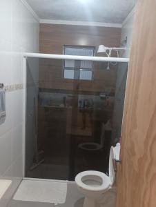un bagno con wc e doccia di Casa ap a Bertioga
