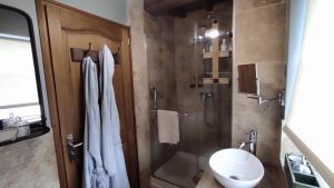 une salle de bains avec douche, toilettes et lavabo dans l'établissement Le Clos de Marenla, à Marenla 22 autres photos