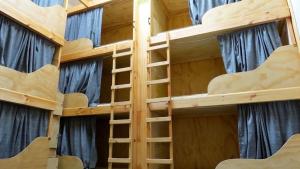 een paar stapelbedden in een kamer bij Aotea Backpacker Hostel in Iquique