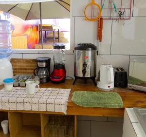 een aanrecht met twee koffiezetapparaten bij Aotea Backpacker Hostel in Iquique