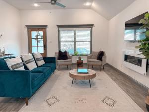ein Wohnzimmer mit einem blauen Sofa und einem Tisch in der Unterkunft Beautiful 3BD 2B - Weatherford - Same Day Bookings in Weatherford