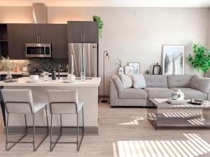 een keuken en woonkamer met een bank en een tafel bij King Bed - 1BD1B - Central - Downtown - Fort Worth in Fort Worth