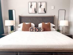 een slaapkamer met een groot wit bed met twee lampen bij King Bed - 1BD1B - Central - Downtown - Fort Worth in Fort Worth