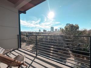 een balkon met twee stoelen en uitzicht op de stad bij King Bed - 1BD1B - Central - Downtown - Fort Worth in Fort Worth +25 foto's