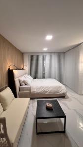 Postel nebo postele na pokoji v ubytování יחידת נופש בוילה עם בריכה מחוממת