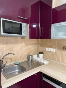 Køkken eller tekøkken på Spacious apartment by the sea