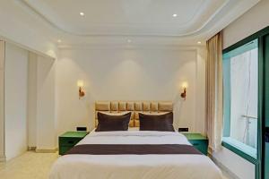 een slaapkamer met een groot bed en een raam bij Collection O by OYO HOTEL DLF PHASE-4 MG ROAD in Gurgaon