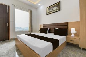 Giường trong phòng chung tại Hotel O UTSAV LAWN AND HOTEL