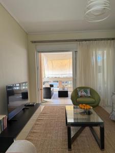 Et opholdsområde på Spacious apartment by the sea