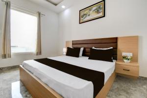 Giường trong phòng chung tại Hotel O UTSAV LAWN AND HOTEL