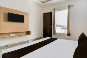 Giường trong phòng chung tại Hotel O UTSAV LAWN AND HOTEL