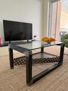 Et tv og/eller underholdning på Spacious apartment by the sea