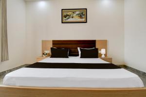 Giường trong phòng chung tại Hotel O UTSAV LAWN AND HOTEL +68 ảnh