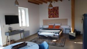 Телевизор и/или развлекательный центр в A la Belle Etoile