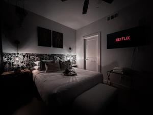 En eller flere senge i et værelse på Cozy 1BR1B - Medical District - Love Field Airport