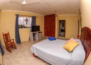una camera con letto, sedia e televisore di Hotel la Saladilla Beach Club a Santa Cruz de Barahona Altre 46 foto