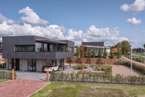 een modern huis met een tuin ervoor bij Villa View in Alkmaar