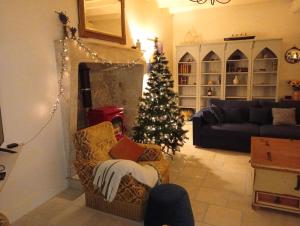 Posezení v ubytování Charente Cozy Family Winter Retreat