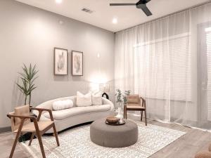 Et opholdsområde på The City Escape - Fort Worth TX - SameDay Bookings + 32 billeder