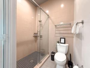 een badkamer met toilet en glazen douche bij Central 1B1B Studio - Magnolia - Hospital District in Fort Worth
