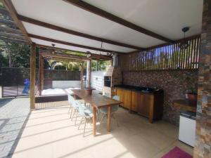 Nhà bếp/bếp nhỏ tại Casa Com 2 Jacuzzis Entre Mariscal E Canto Grande