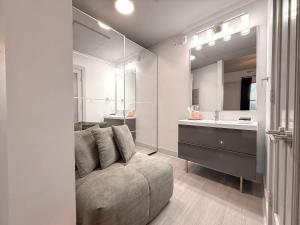 een woonkamer met een bank en een wastafel bij Central 1B1B Studio - Magnolia - Hospital District in Fort Worth +12 foto's