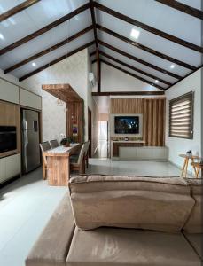 TV/trung tâm giải trí tại Casa Com 2 Jacuzzis Entre Mariscal E Canto Grande