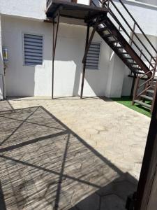 l'ombra di una scala su un patio di Hermosos Departamentos en La Serena a La Serena