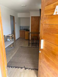 una porta che conduce a un soggiorno con tavolo di Hermosos Departamentos en La Serena a La Serena Altre 6 foto