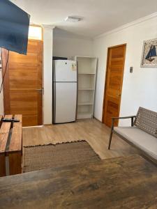 una cucina con frigorifero e un divano in camera di Hermosos Departamentos en La Serena a La Serena