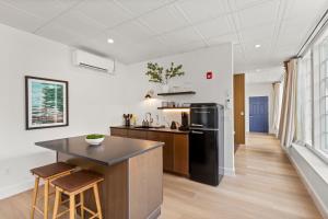 una cucina con un frigorifero nero e un bancone di The Optimist Guesthouse | 1 a Camden