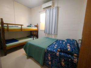 Giường trong phòng chung tại Casa Com 2 Jacuzzis Entre Mariscal E Canto Grande